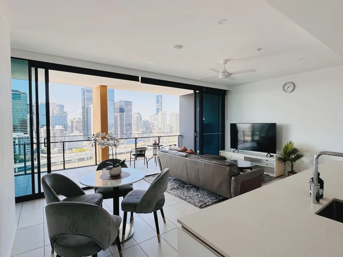 Panorama Penthouse on the River 3BD