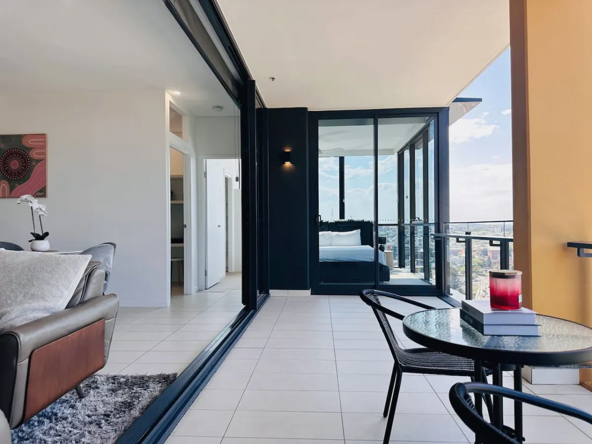 Panorama Penthouse on the River 3BD 11