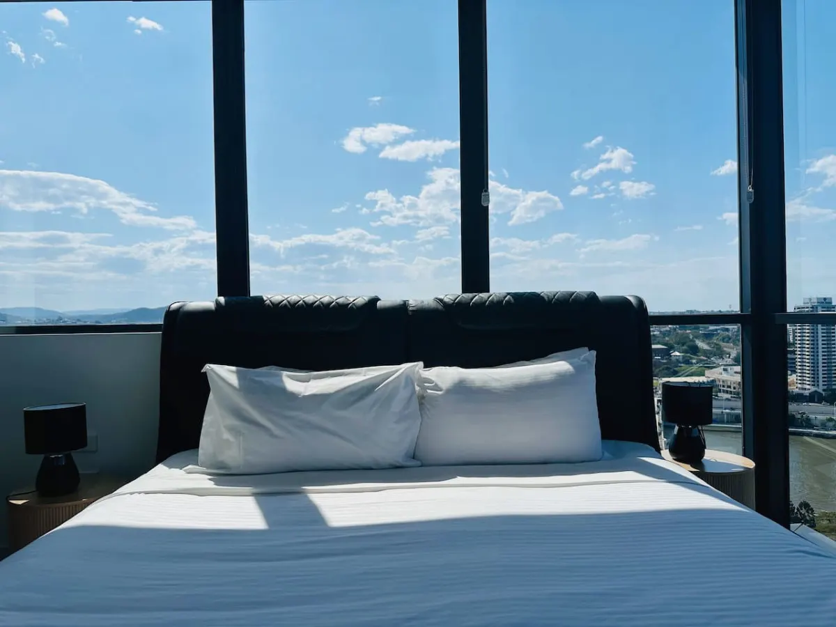 Panorama Penthouse on the River 3BD 12