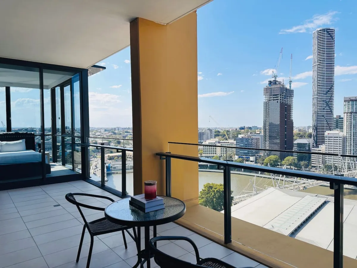 Panorama Penthouse on the River 3BD 14
