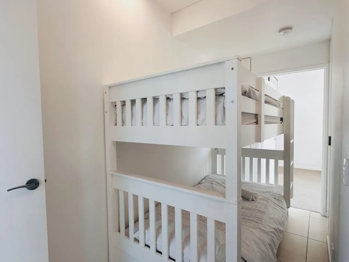 Panorama Penthouse on the River 3BD 16
