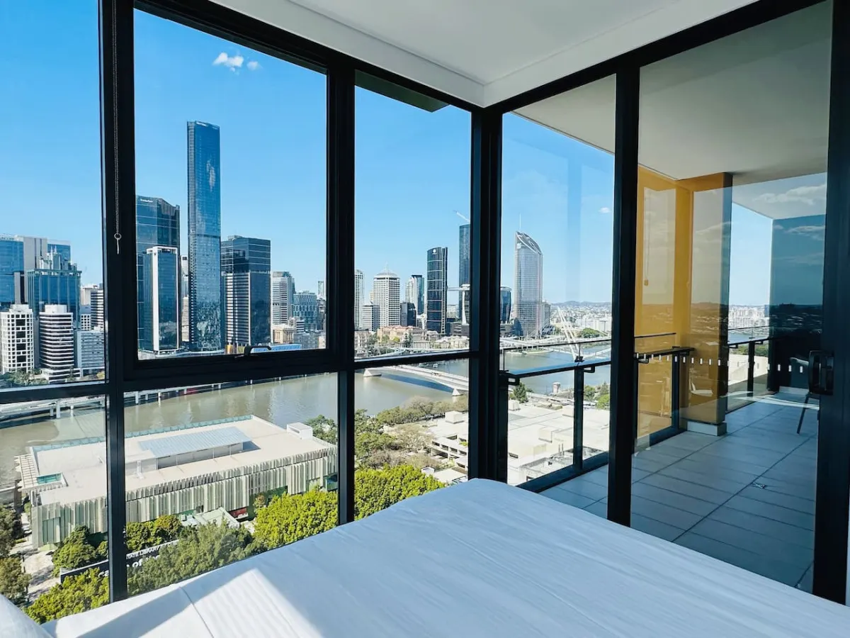 Panorama Penthouse on the River 3BD 18