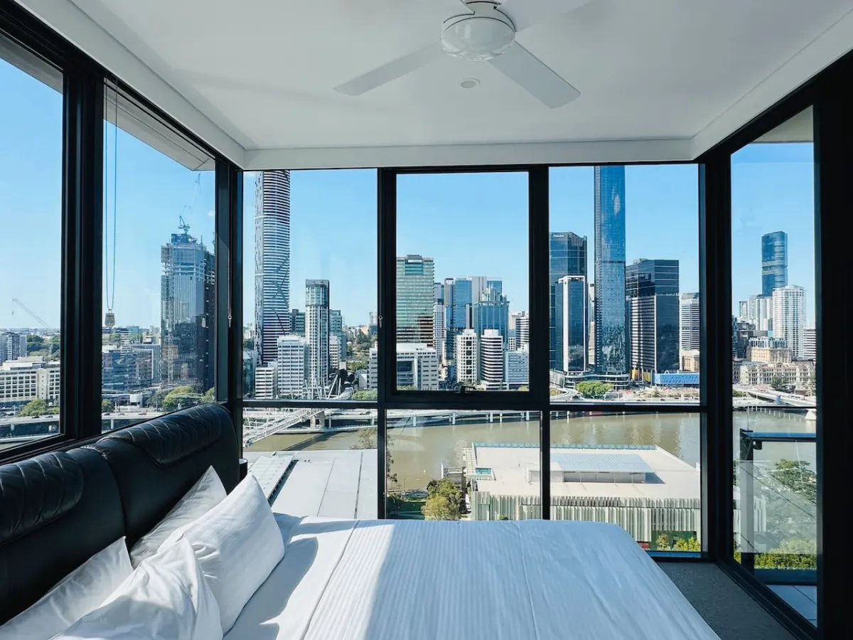 Panorama Penthouse on the River 3BD 20