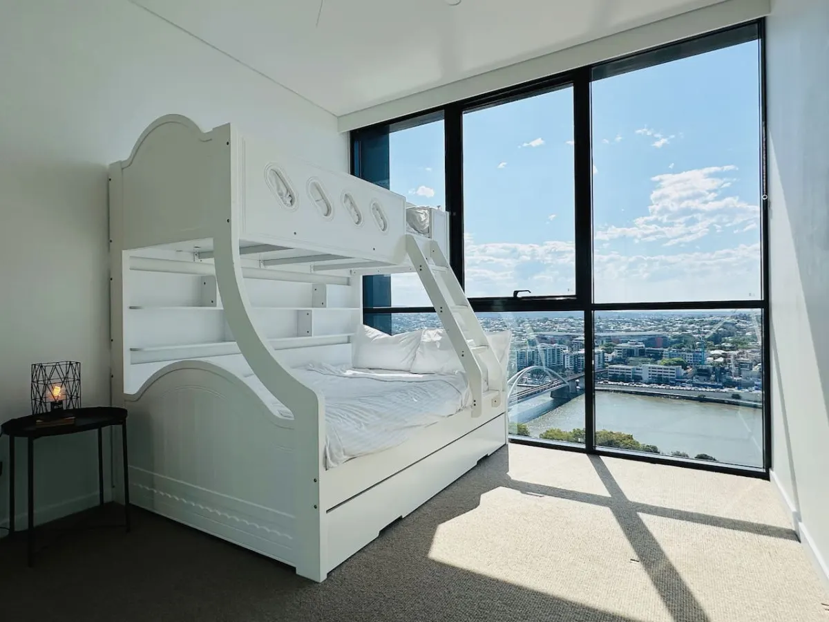 Panorama Penthouse on the River 3BD 4
