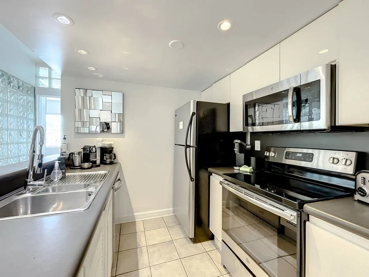 SoBe Oceanfront 4 Room Ocean Drive 17