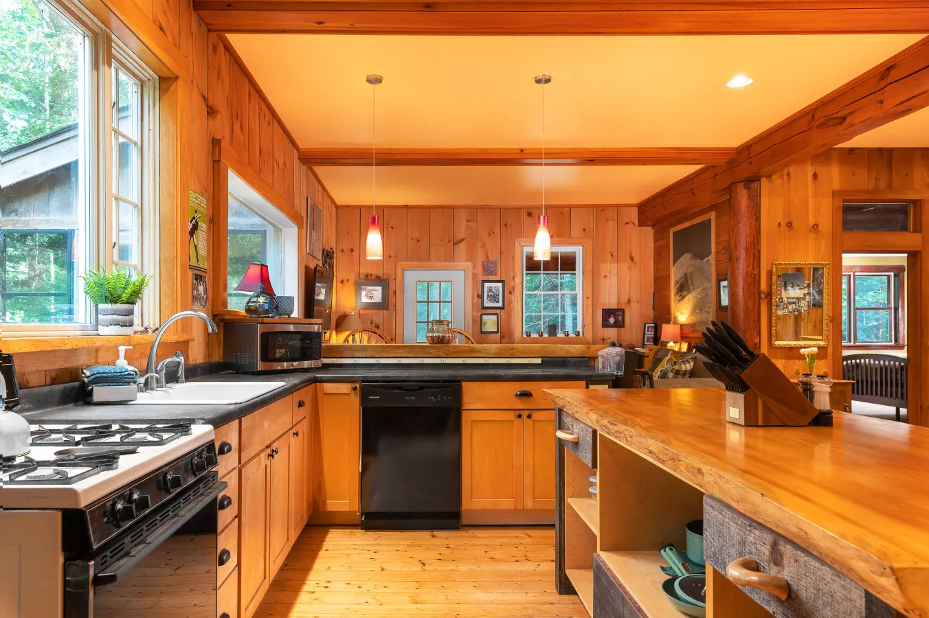 Custom built, Riverside Oasis, Hot tub, dog Friendly 6
