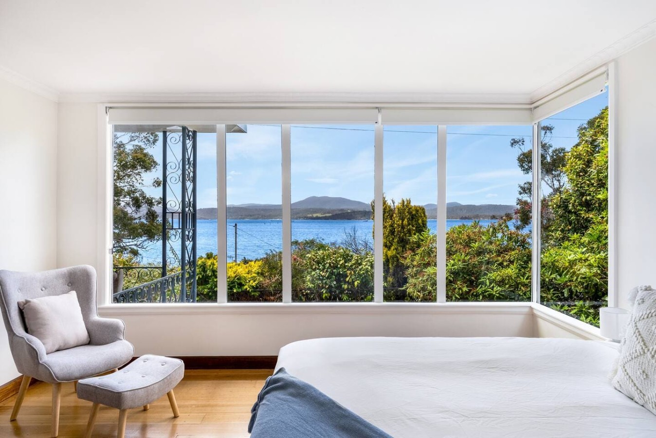 Sunny Beach Escape: Breathtaking water beach views