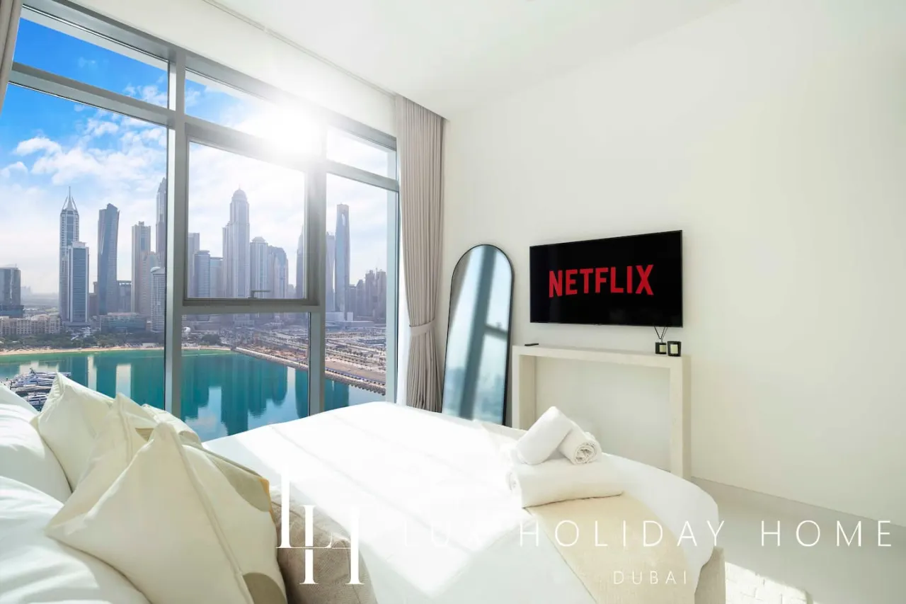 LUX The Marina Vista Beachfront Suite 18