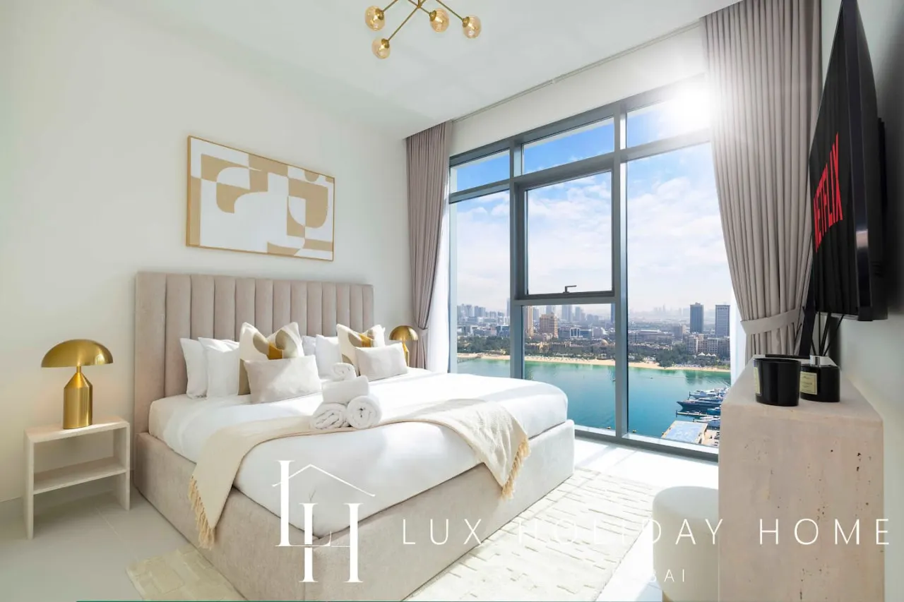 LUX The Marina Vista Beachfront Suite 7