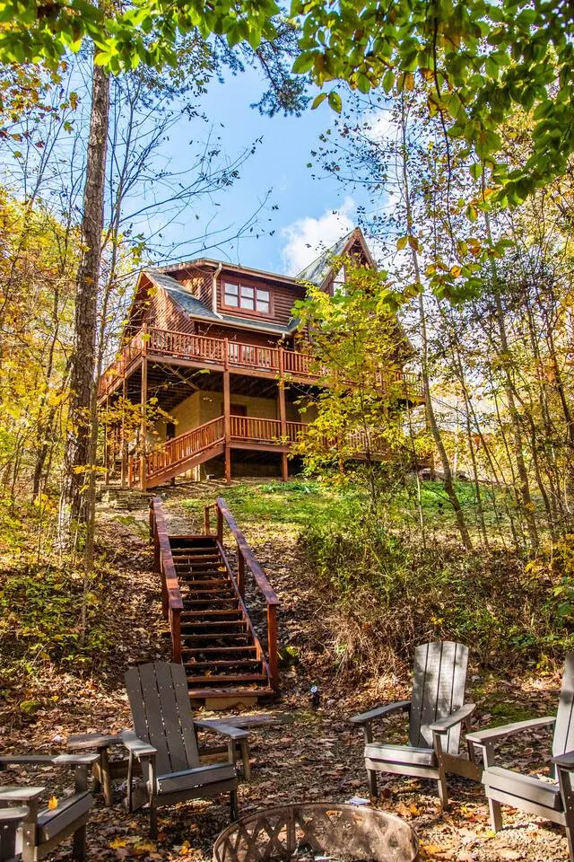 Creekwood Chalet - Hocking Hills with Hot Tub and Near Hiking — photo 2