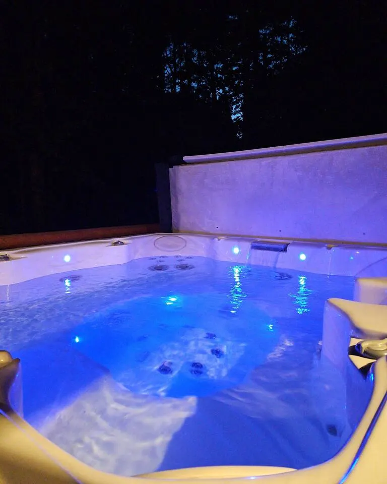 Creekwood Chalet - Hocking Hills with Hot Tub and Near Hiking — photo 3