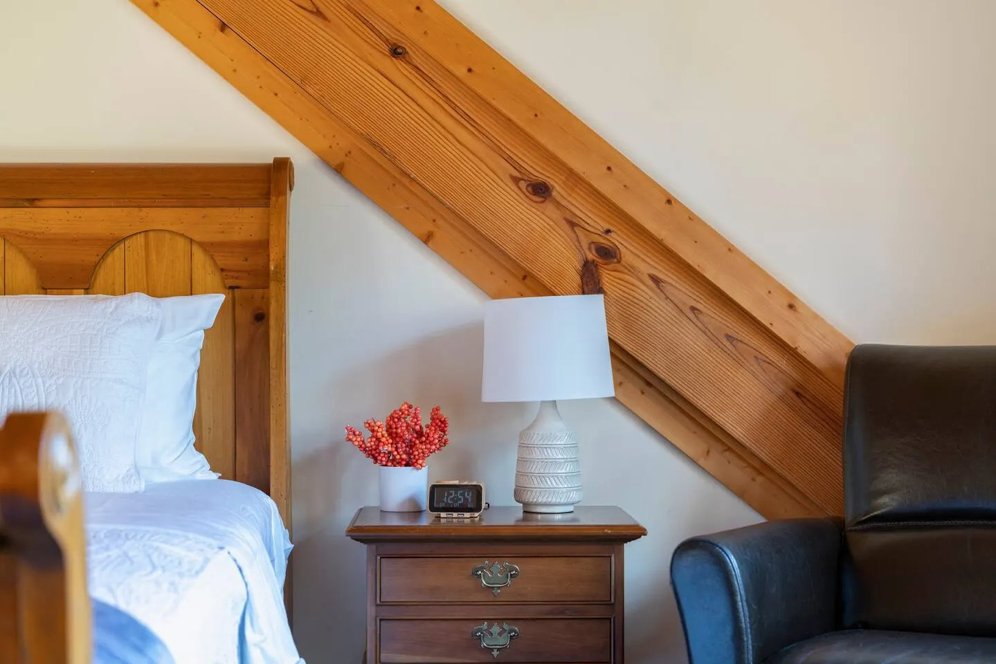 Creekwood Chalet - Hocking Hills with Hot Tub and Near Hiking — photo 4