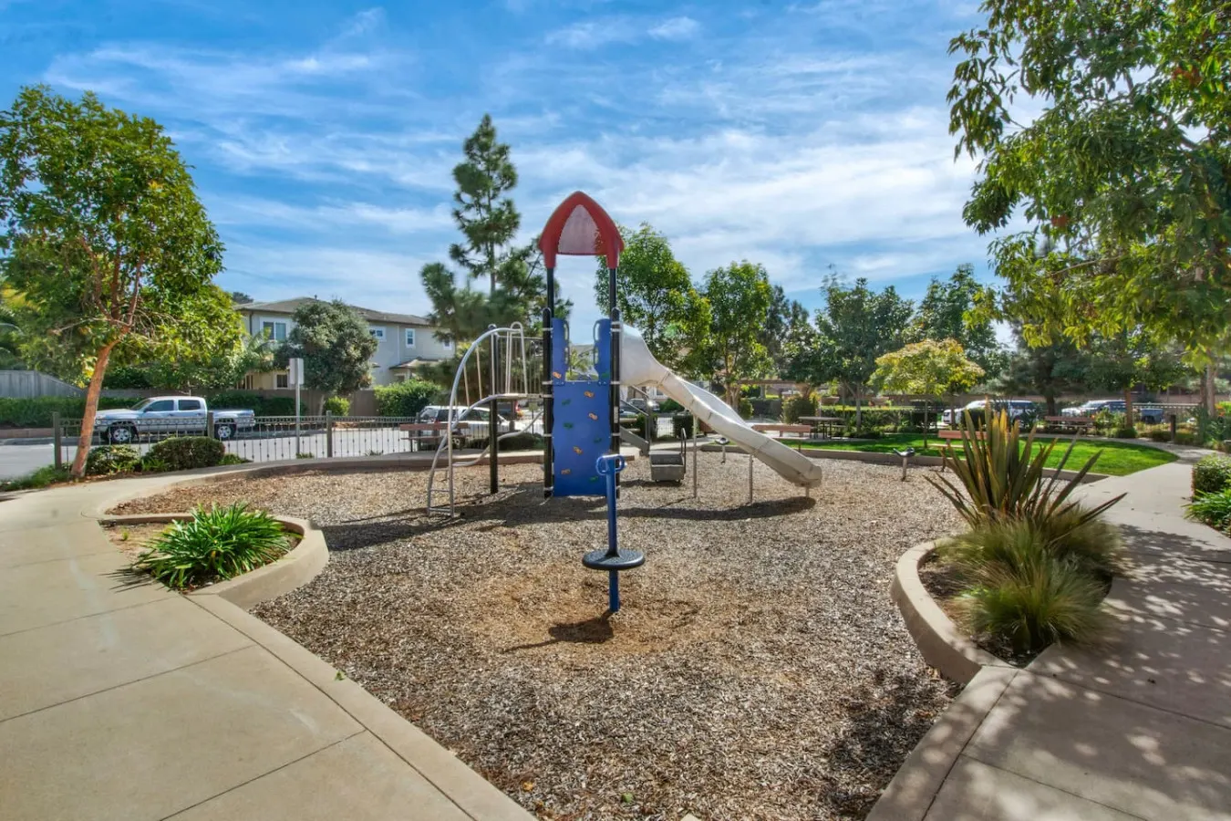 Coastal Village Townhome Blocks To Grandview Beach 16
