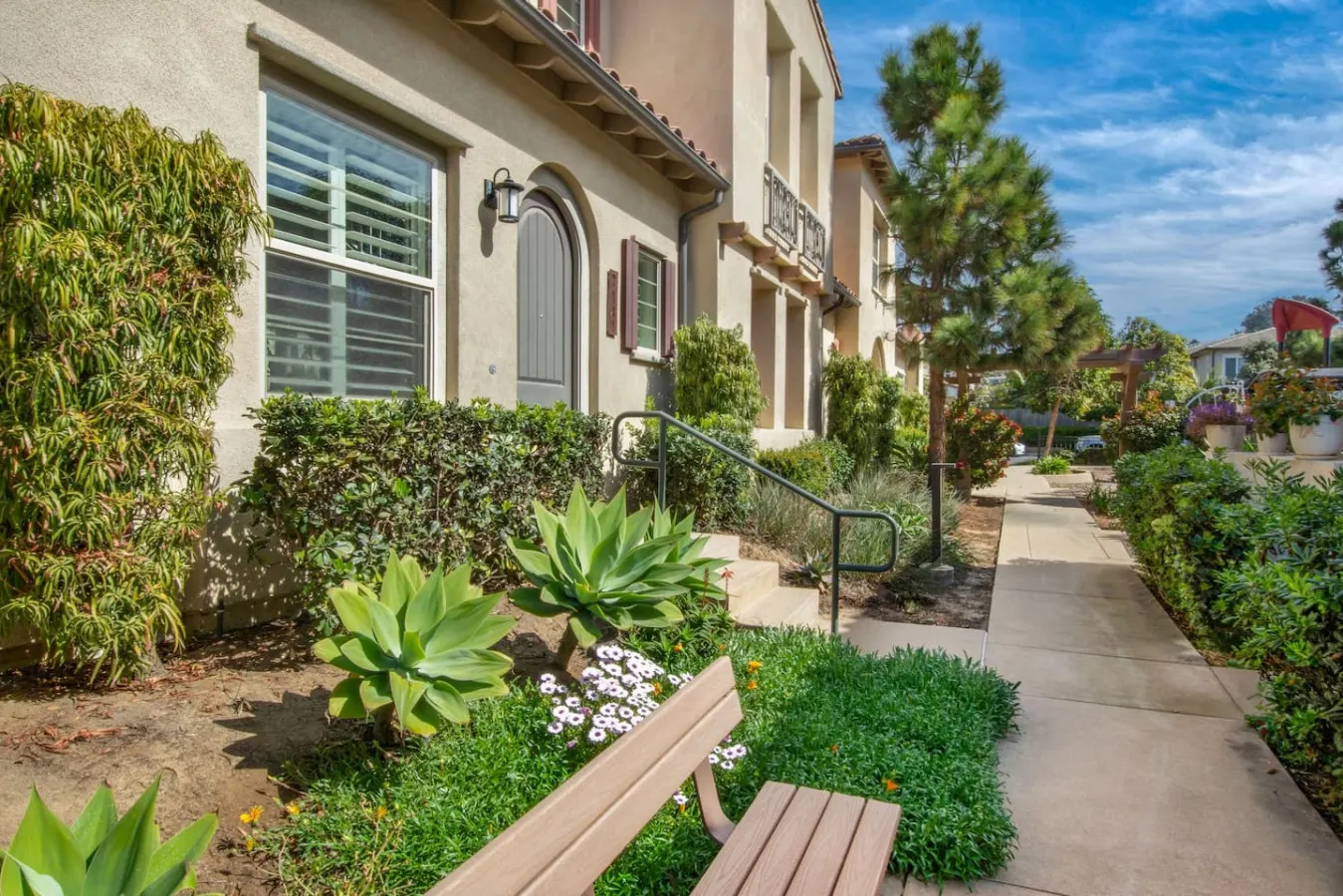 Coastal Village Townhome Blocks To Grandview Beach 17