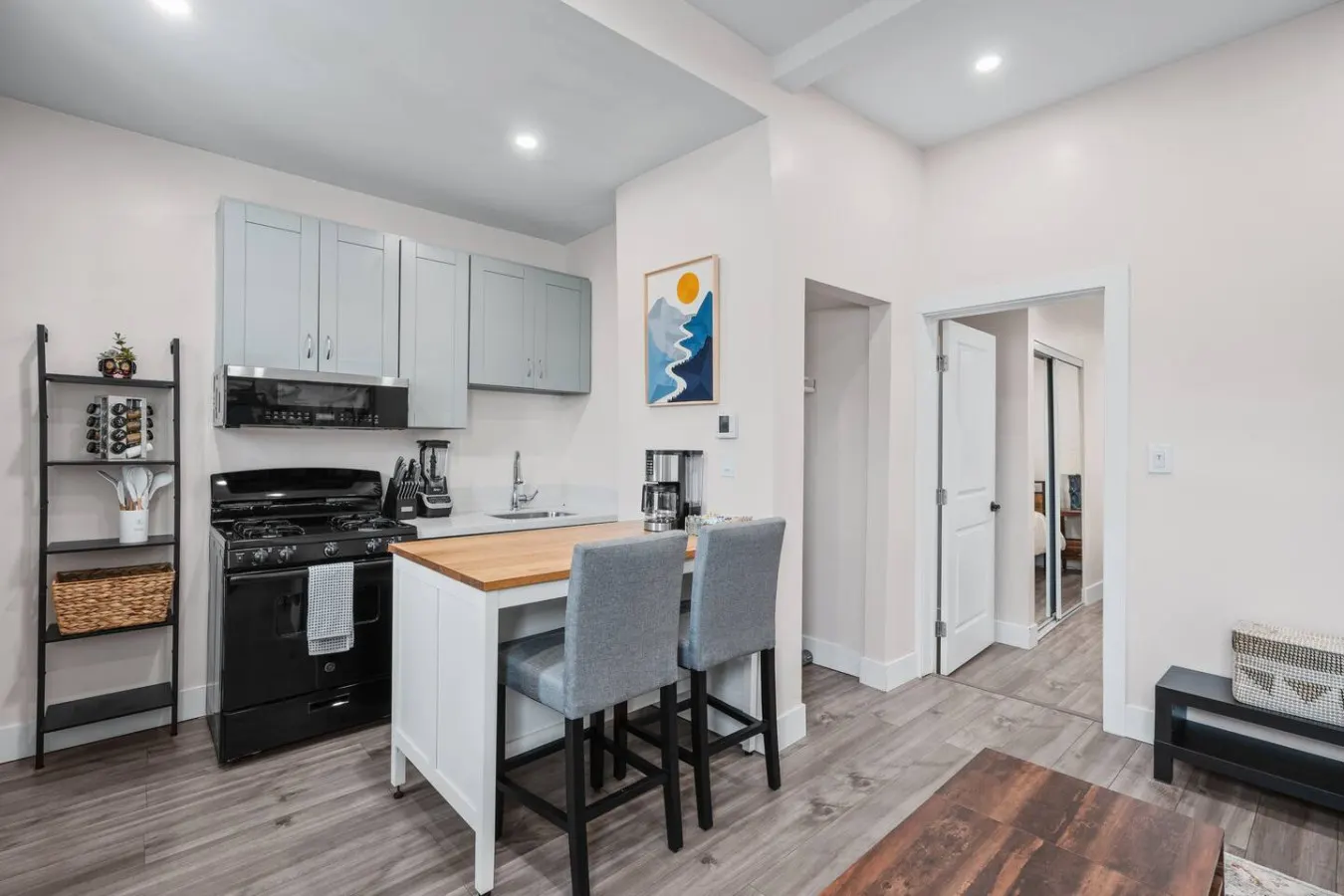 1BR+1BA Cozy, Central Laundry+Free Parking 2