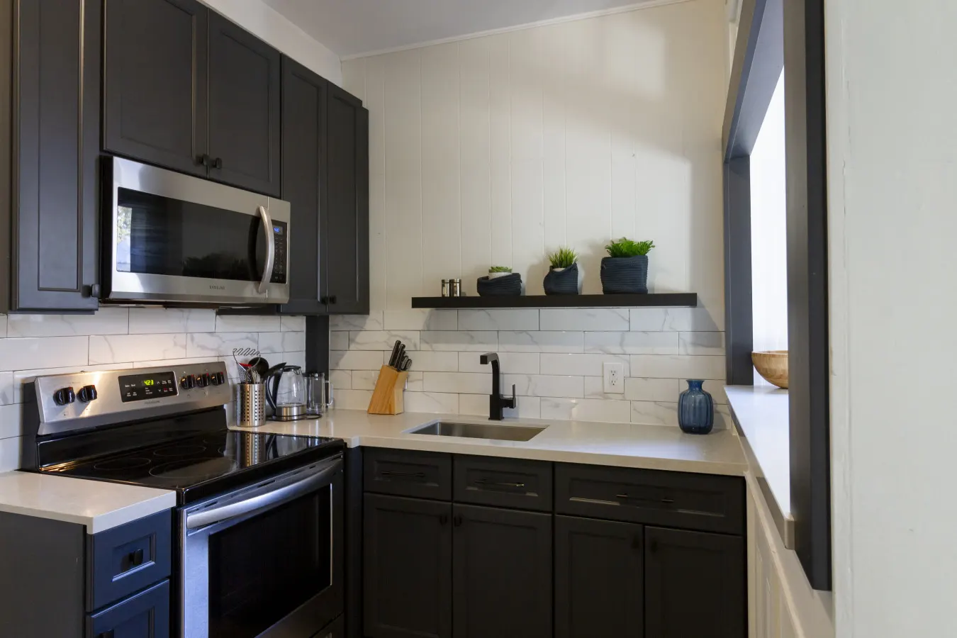 Cute & Cozy, Downtown Wellington Stylish Wellington Studio King Bed + Walk to Beach & Downtown 3