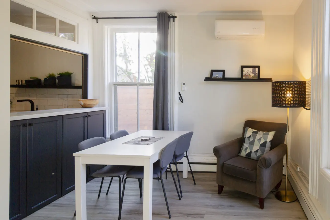 Cute & Cozy, Downtown Wellington Stylish Wellington Studio King Bed + Walk to Beach & Downtown 5
