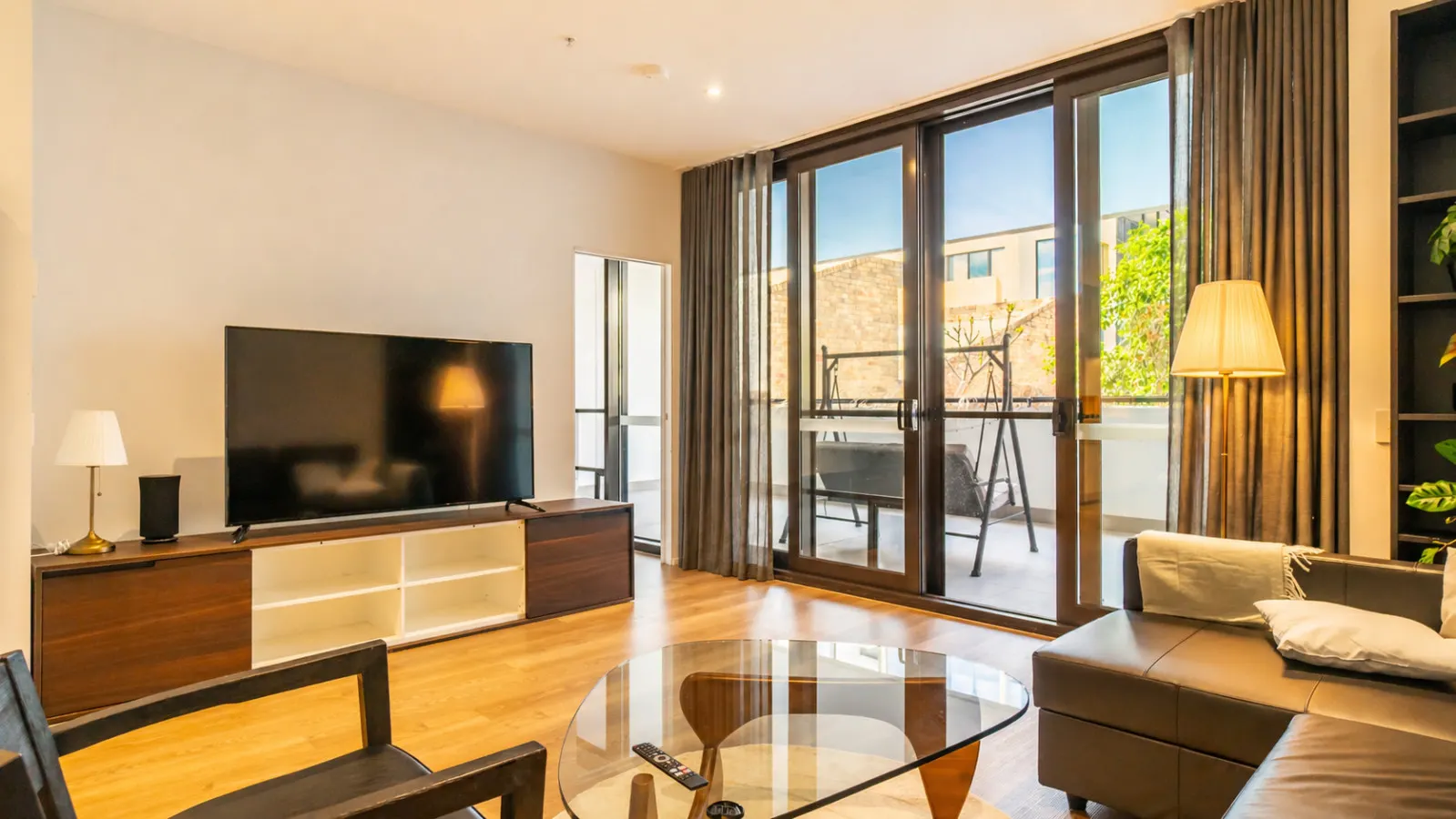 Mascot 2BR/2BA + Parking | Station & Airport