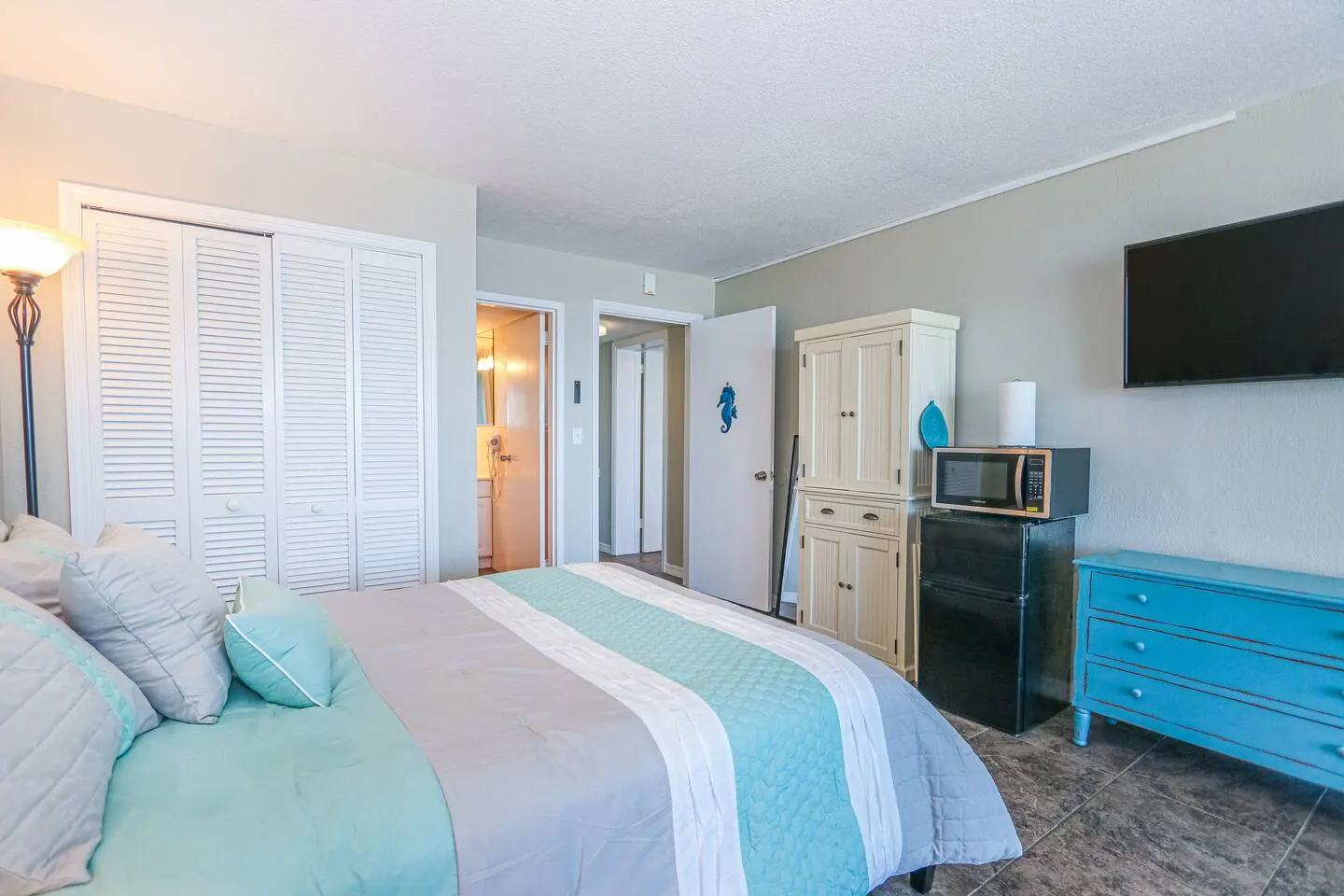Treasure Island Condo Gulf Views & Heated Pool 9