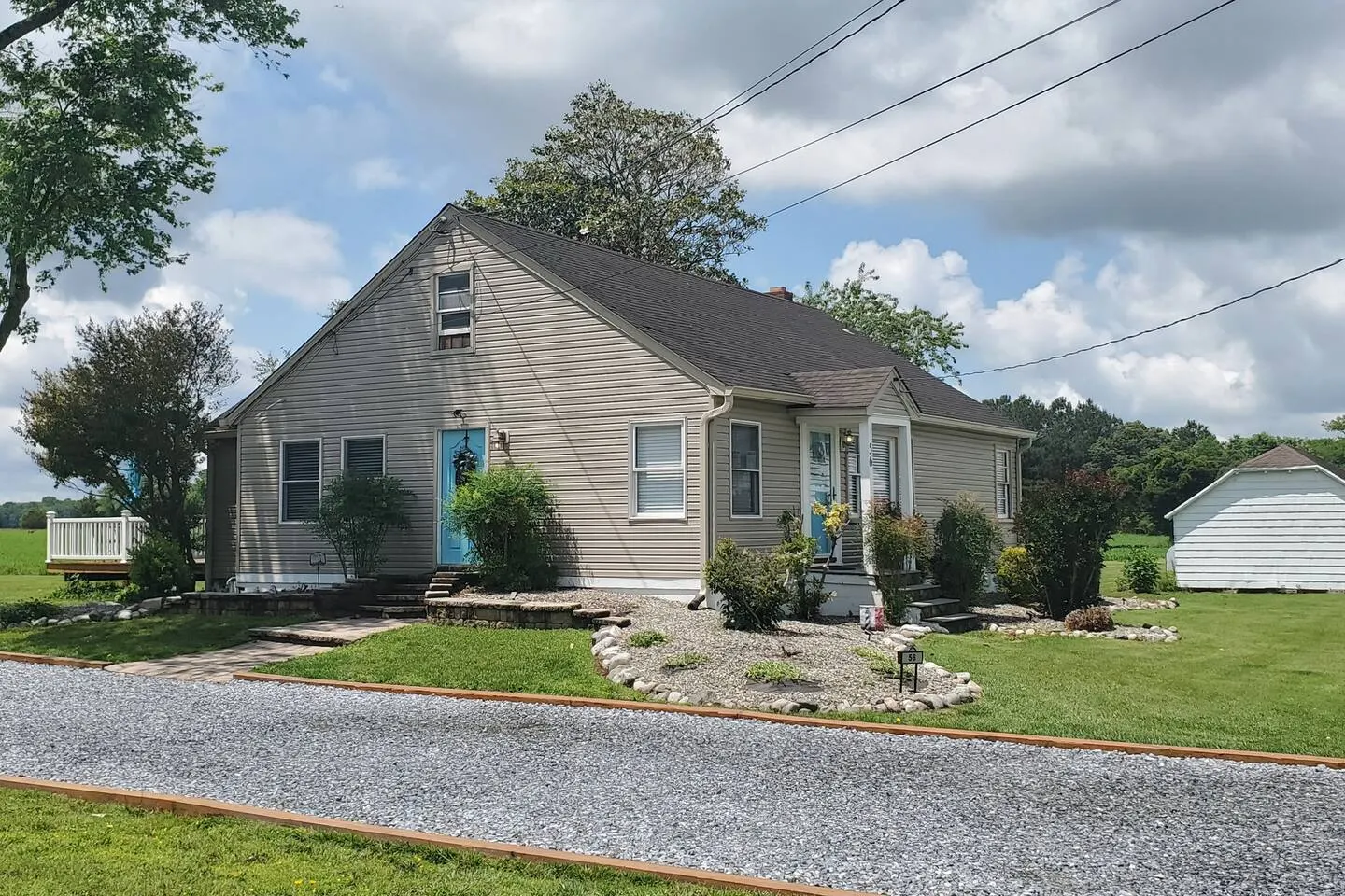 Lighthouse Cottage- Pet Friendly & Close to beach