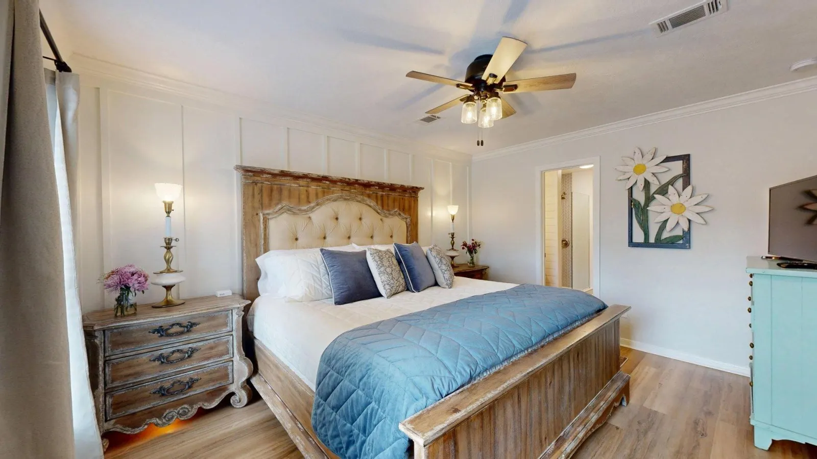 Central Cottage Charm - Pet Friendly! Very Clean!