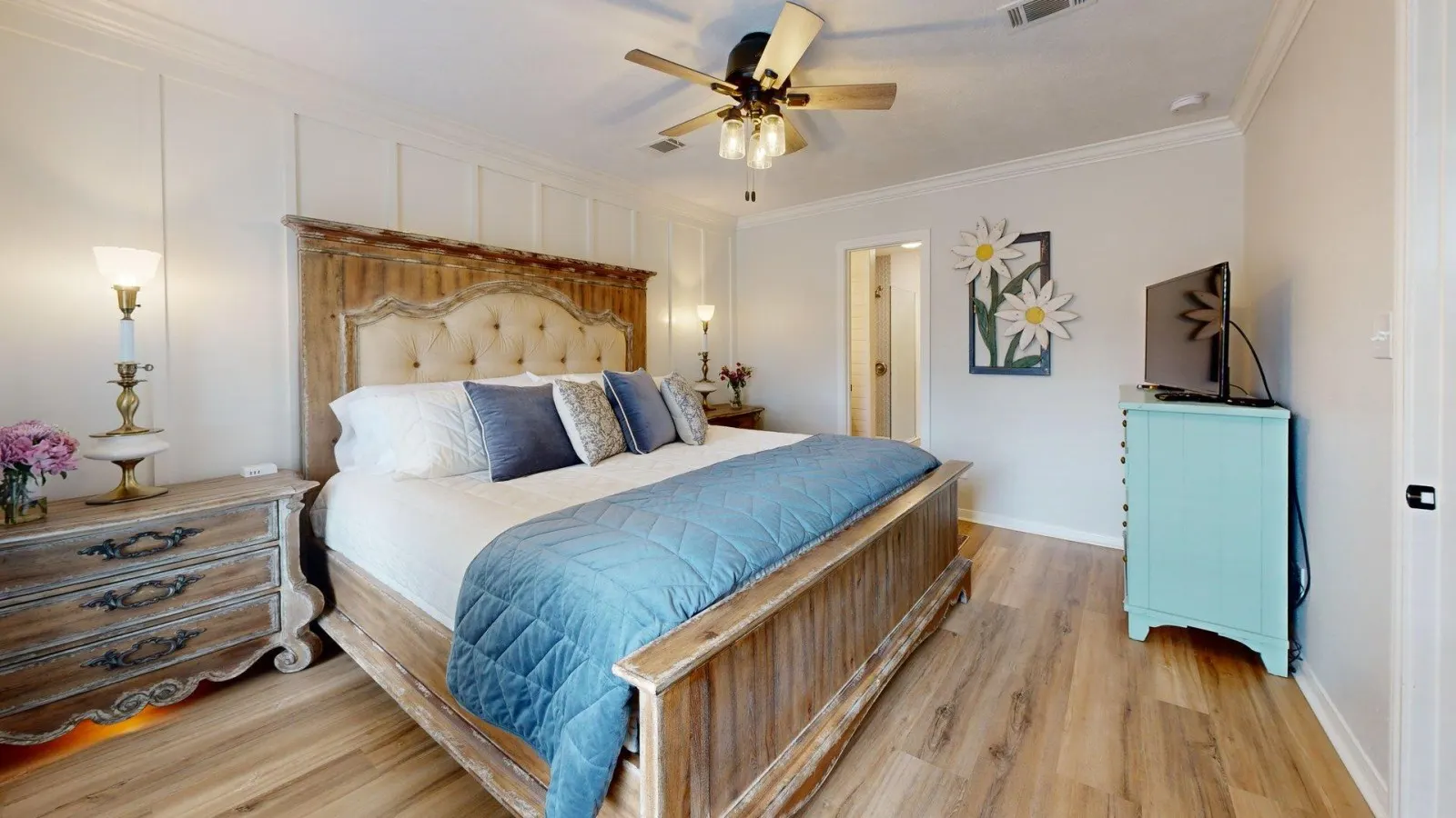 Central Cottage Charm - Pet Friendly! Very Clean! 14