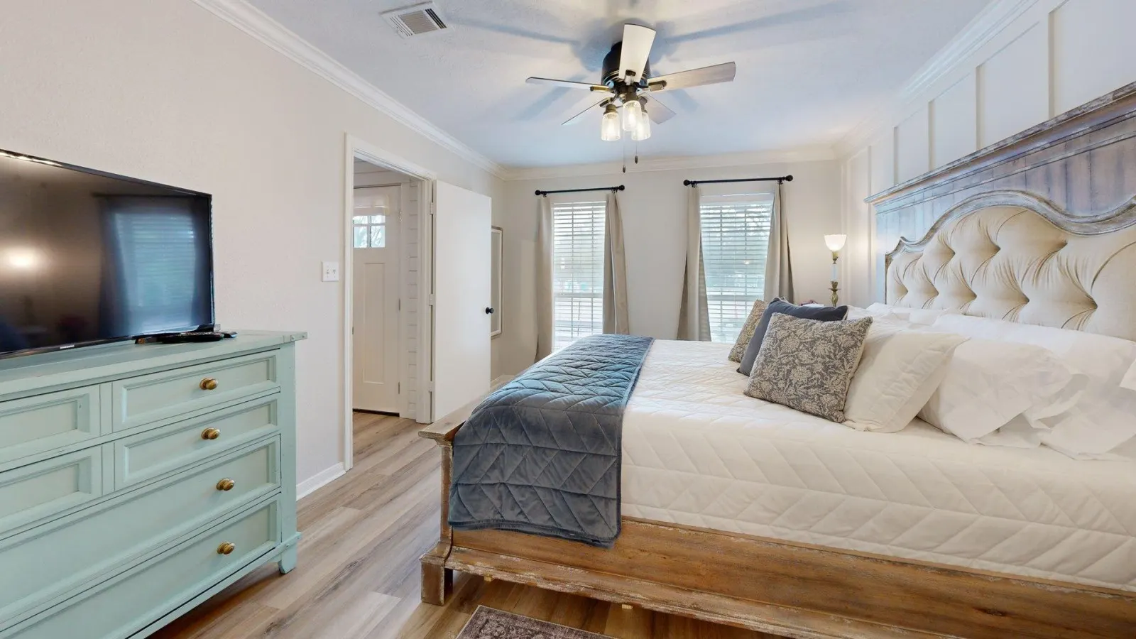 Central Cottage Charm - Pet Friendly! Very Clean! 16
