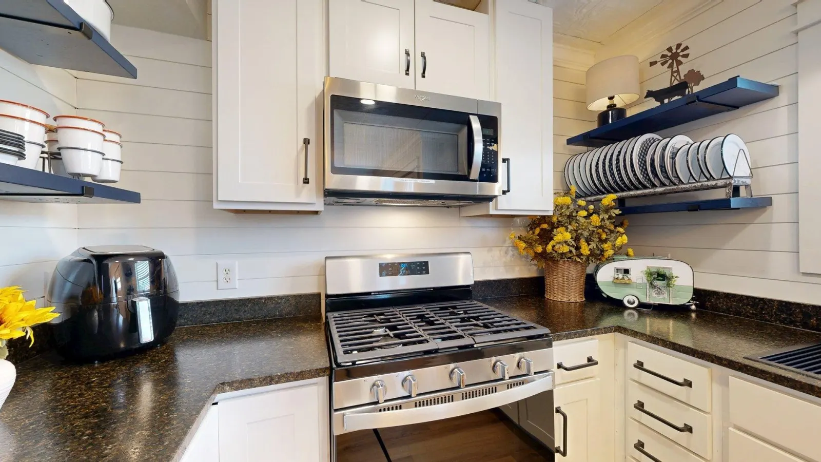 Central Cottage Charm - Pet Friendly! Very Clean! 7