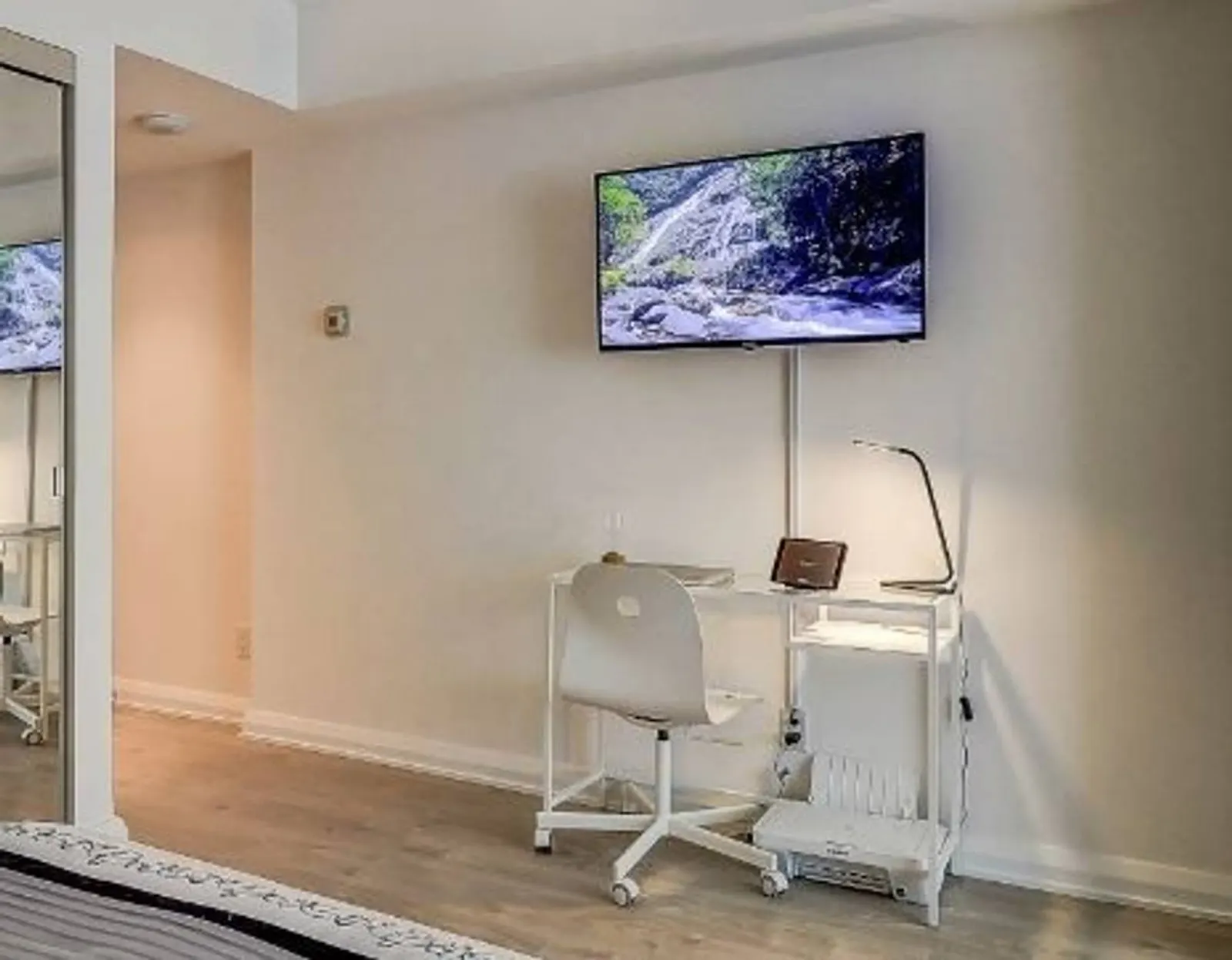 Instant Suites Junior Suite at Yorkville ☆☆☆☆☆ 4