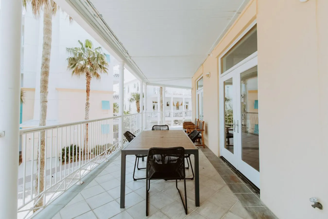 City of Palms ~ Walk To Beach ~ 3Bd 2 Ba ~ 4 Pools 3
