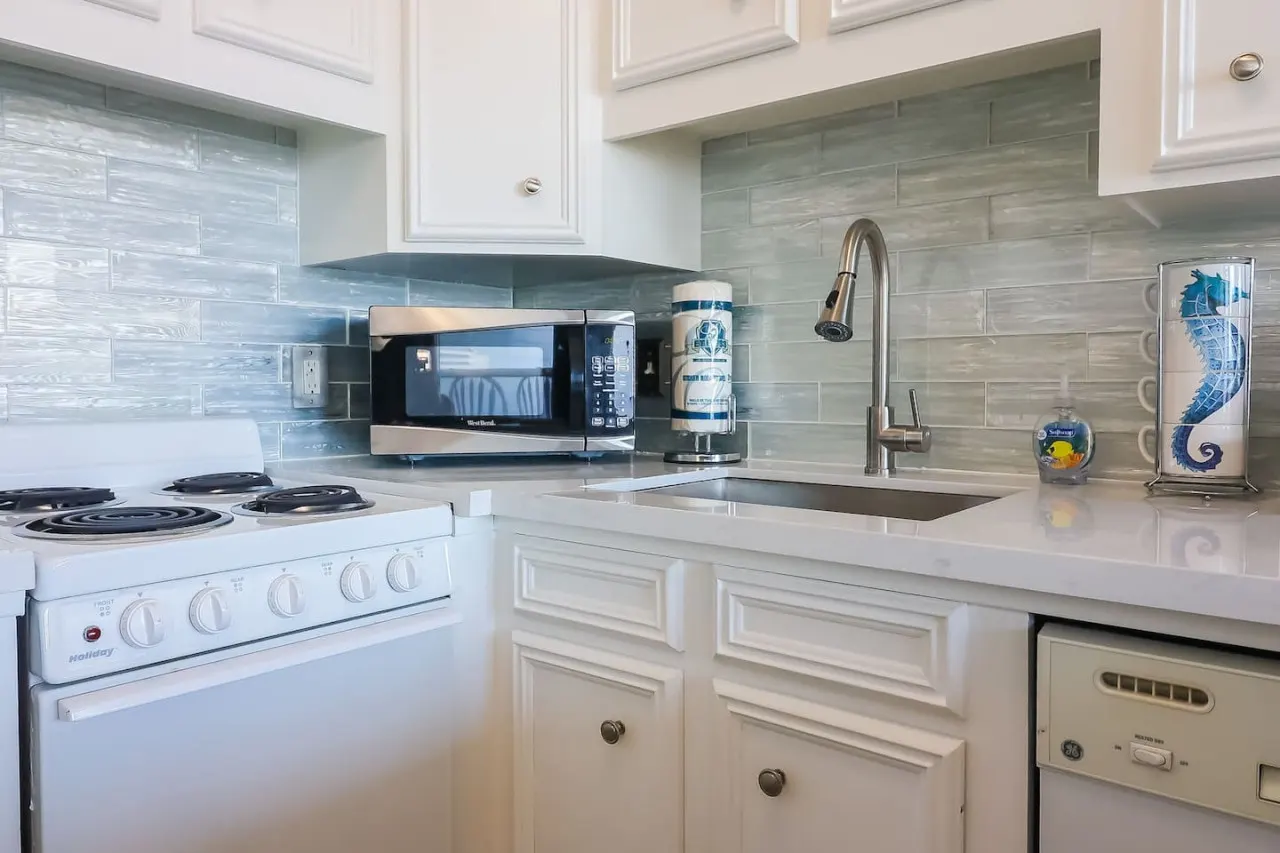 Easy Beach Access! Charming Beachside Condo! 15
