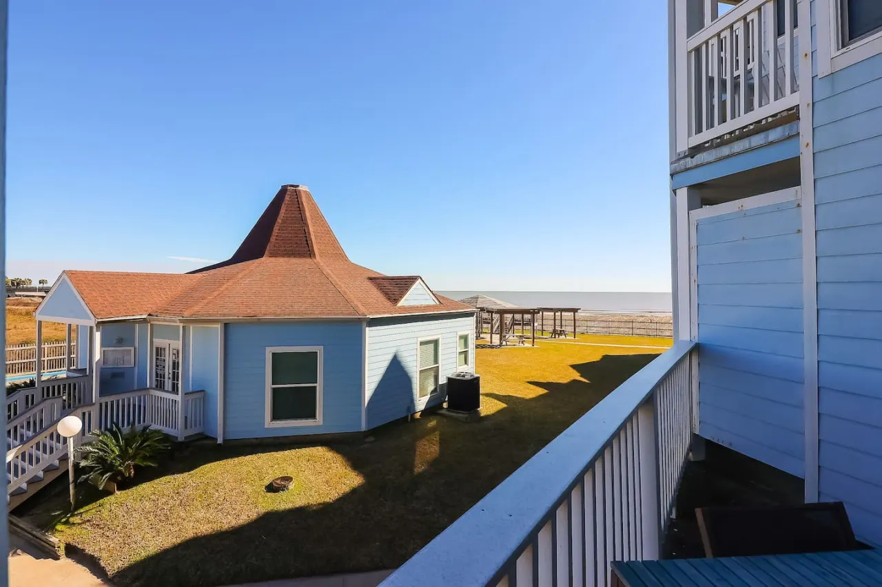 Easy Beach Access! Charming Beachside Condo! 17