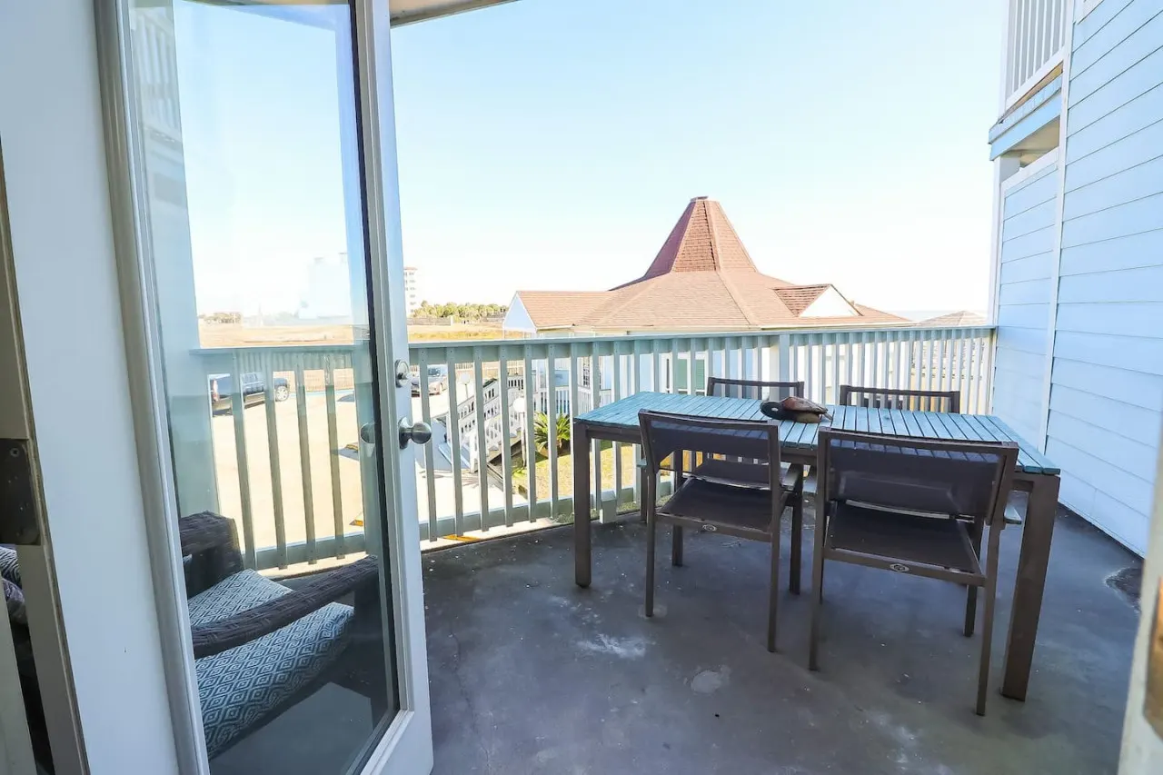 Easy Beach Access! Charming Beachside Condo! 18