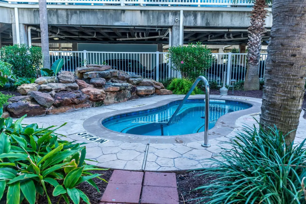 Easy Beach Access! Charming Beachside Condo! 7