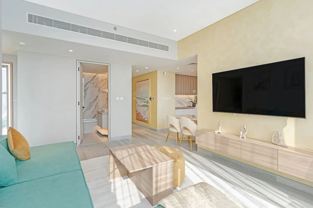 Savis Home -Radiant Dubai Ain & Marina View 10