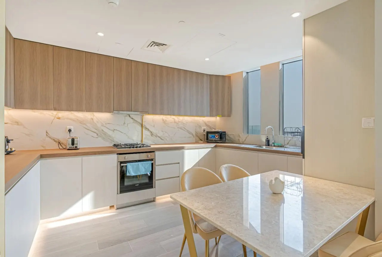Savis Home -Radiant Dubai Ain & Marina View 11