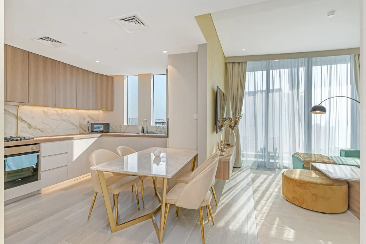Savis Home -Radiant Dubai Ain & Marina View 14