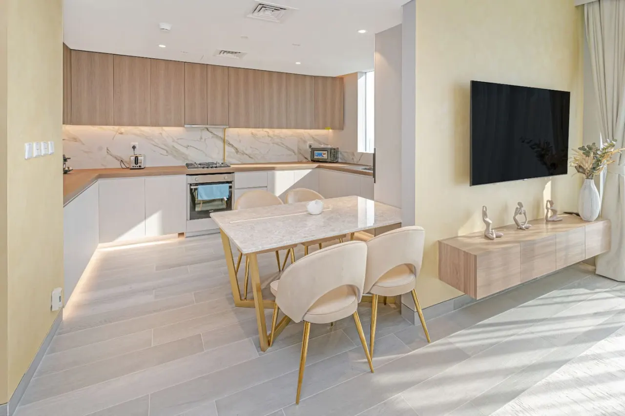 Savis Home -Radiant Dubai Ain & Marina View 15