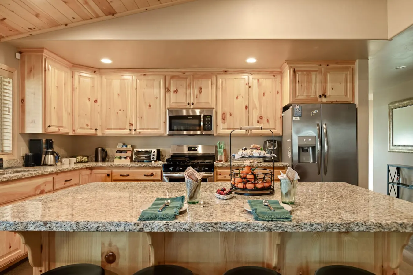 NEW 3BR Starlight Haus w EV Charger & Fireplace — photo 2