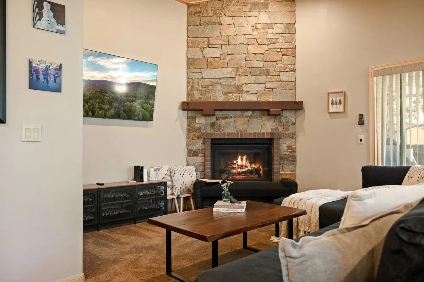 NEW 3BR Starlight Haus w EV Charger & Fireplace — photo 4