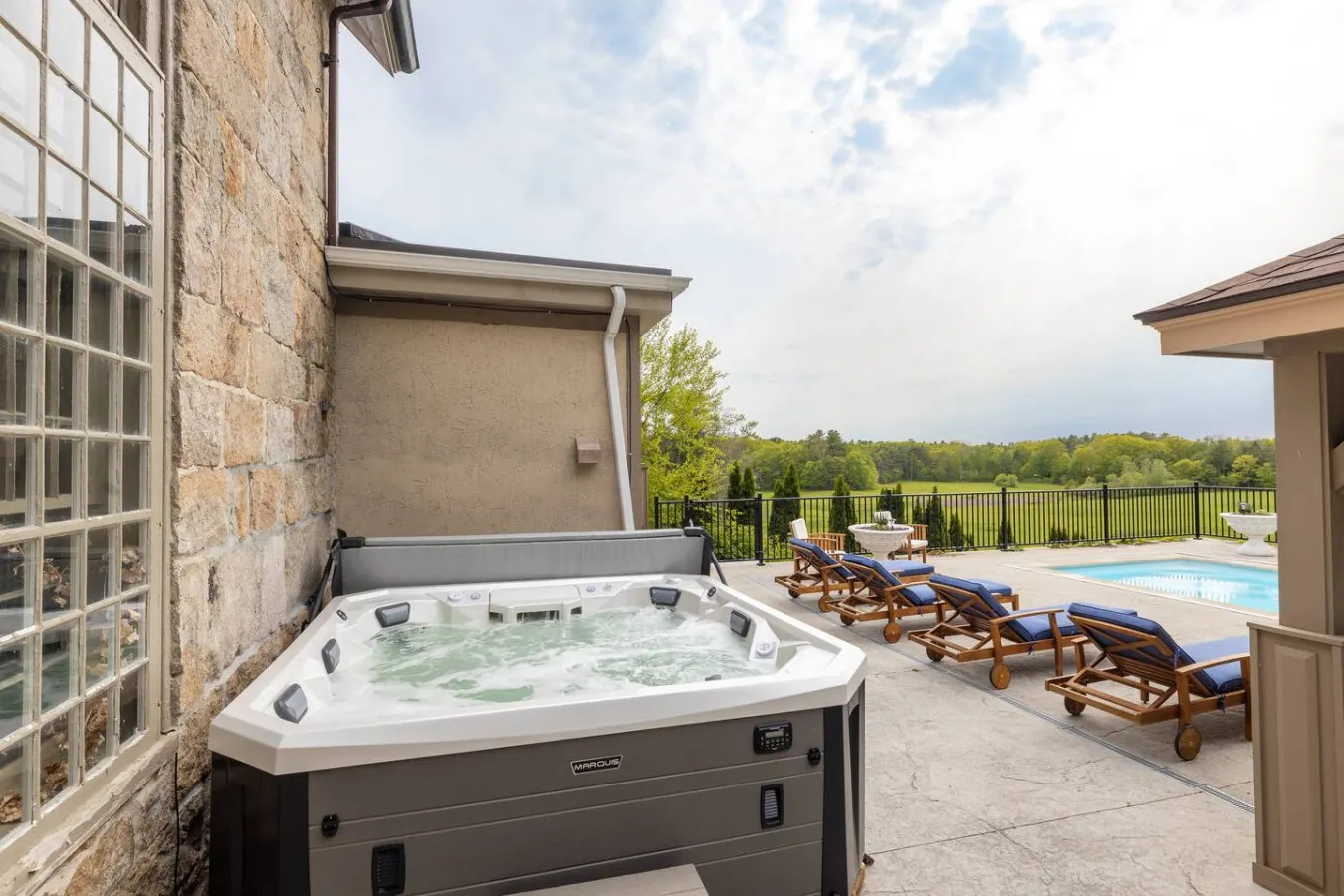 Stunning Castle - Heated Saltwater Pool & Hot Tub — photo 3