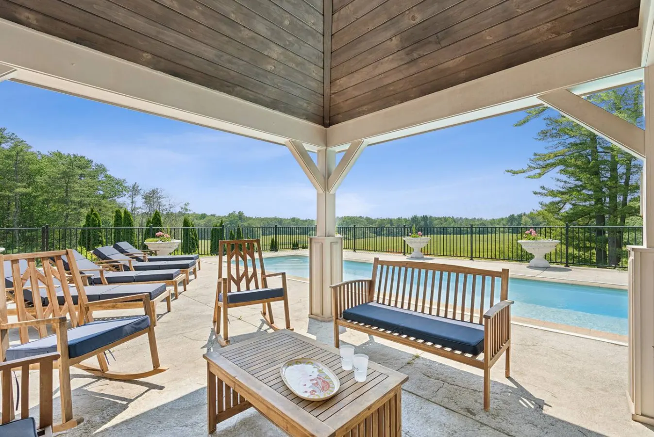 Stunning Castle - Heated Saltwater Pool & Hot Tub — photo 5