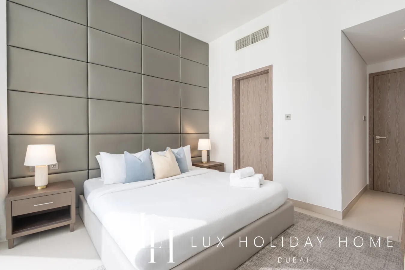 LUX Contemporary Suite with Full Marina View 5 10