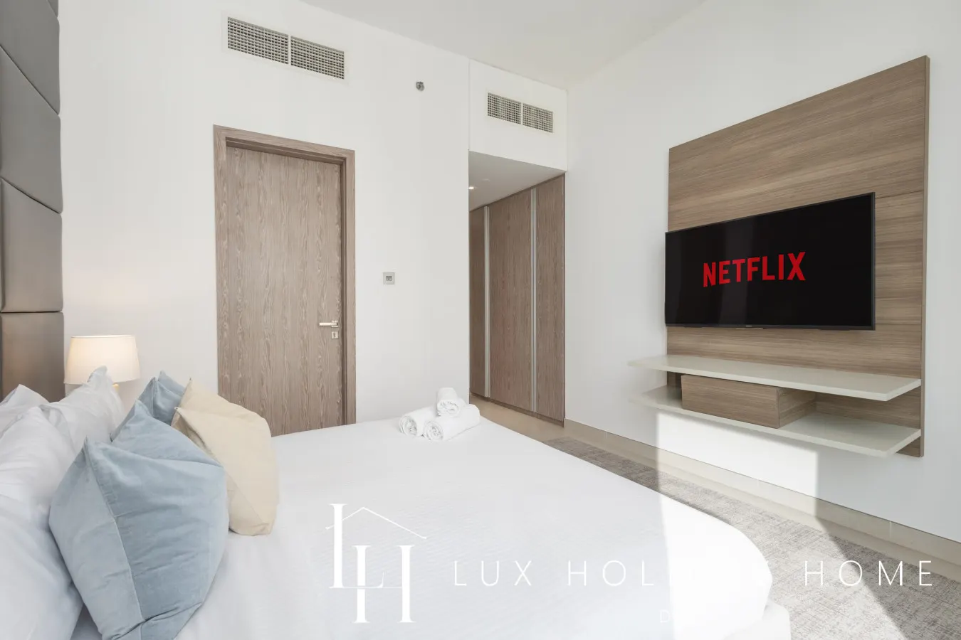 LUX Contemporary Suite with Full Marina View 5 11