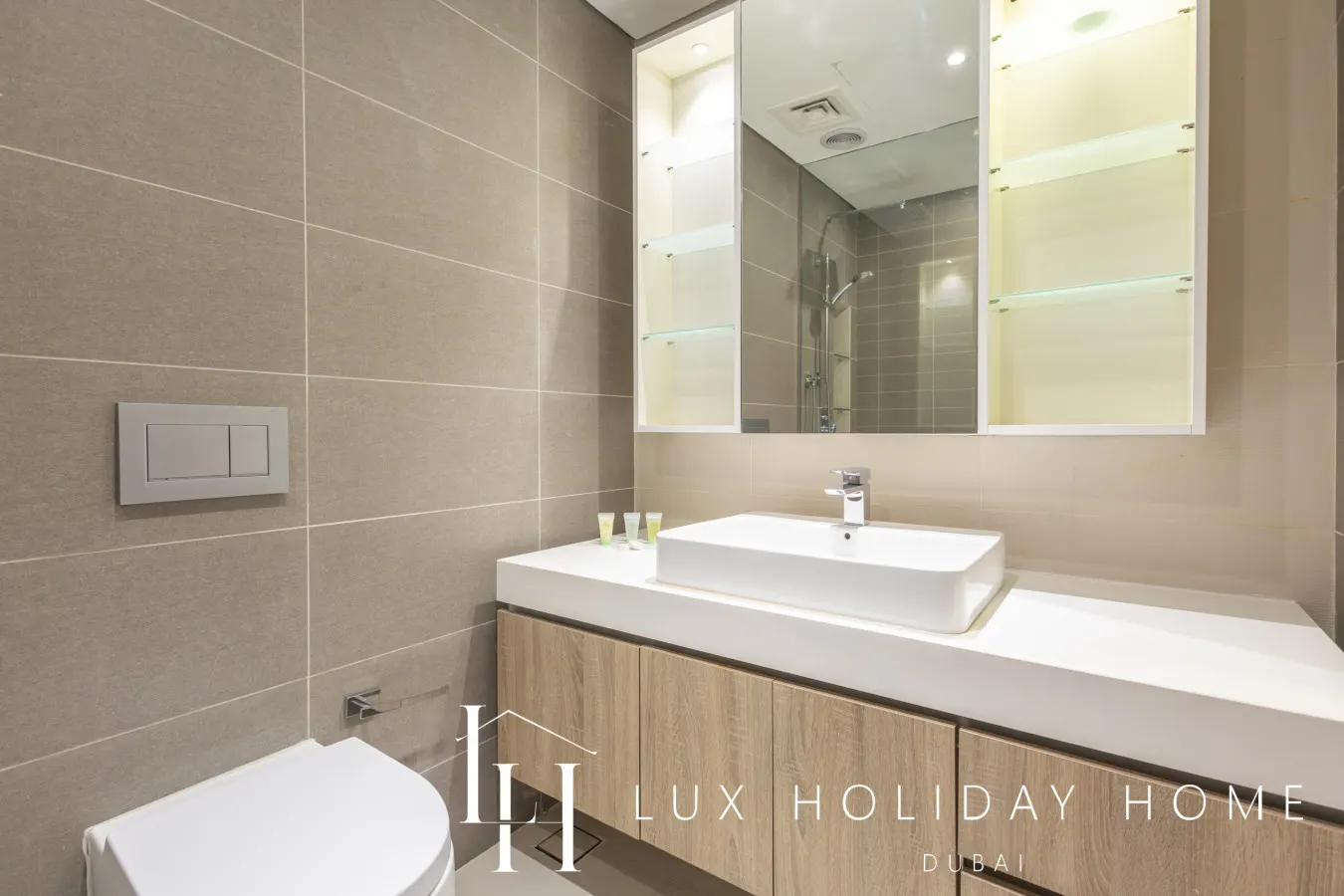 LUX Contemporary Suite with Full Marina View 5 12