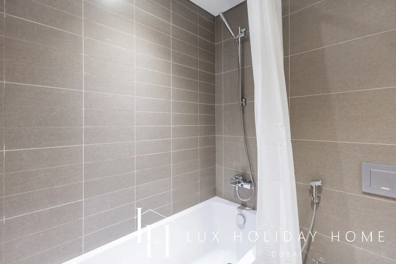 LUX Contemporary Suite with Full Marina View 5 13