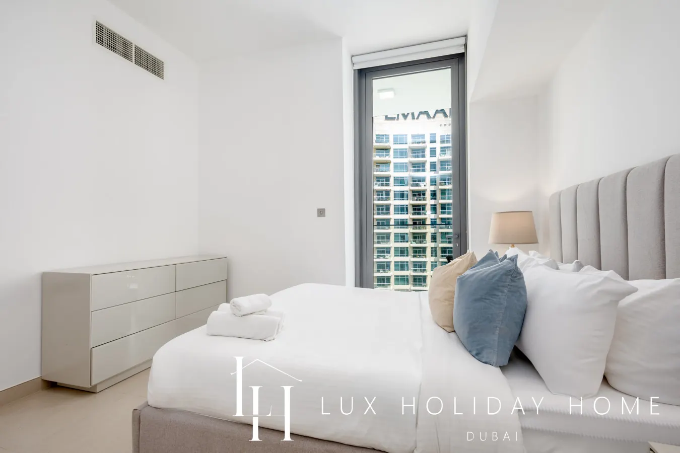 LUX Contemporary Suite with Full Marina View 5 16