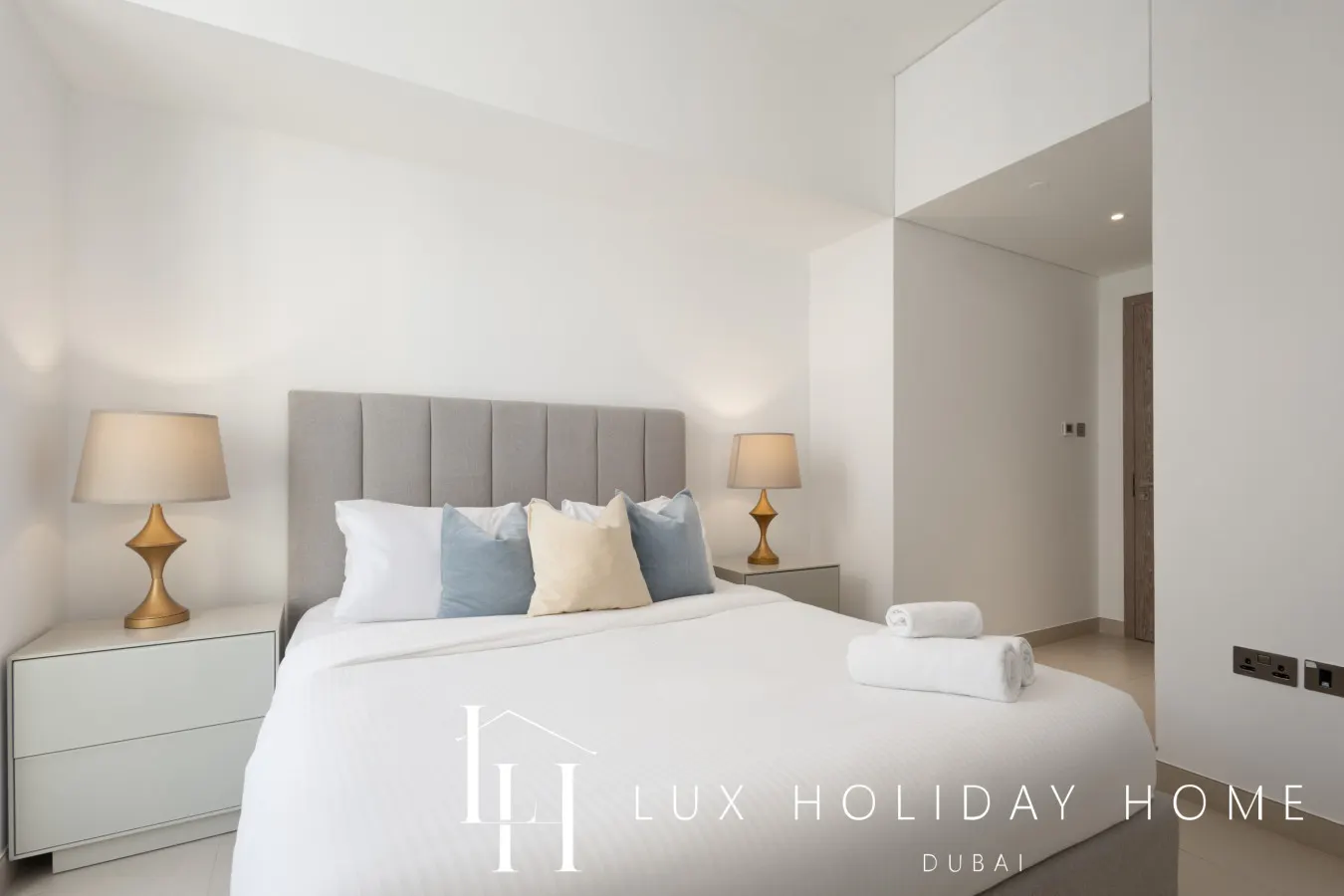 LUX Contemporary Suite with Full Marina View 5 17
