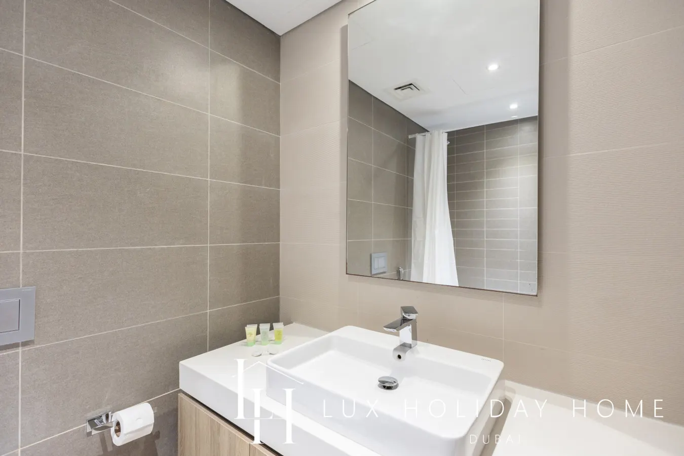 LUX Contemporary Suite with Full Marina View 5 19
