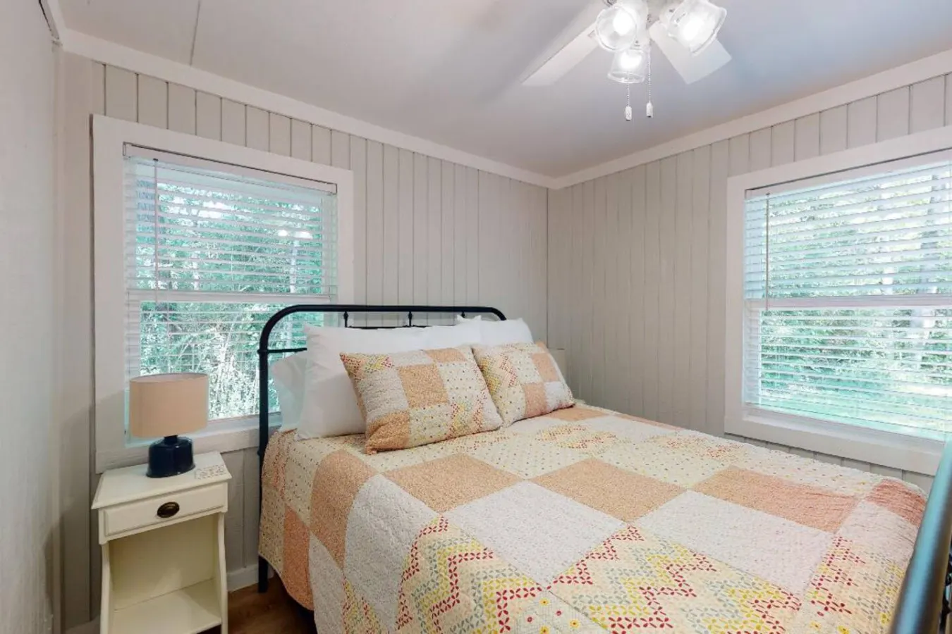 Century Oak Retreat ~ Charming Getaway 20